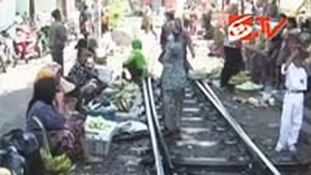 Pedagang Pasar Turi Gelar Lapak di Pinggir Rel