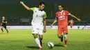 Pemain Persija, Muhammad Ilham, berebut bola dengan pemain PBR, Rifan, pada laga Piala Jenderal Sudirman di Stadion Kanjuruhan, Malang, Kamis (19/11/2015). (Bola.com/Vitalis Yogi Trisna)