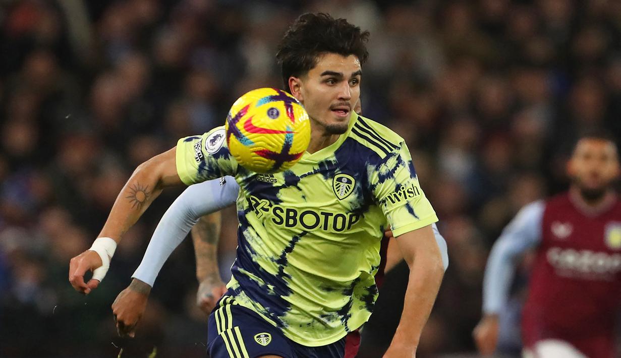 Bek Leeds United, Pascal Struijk menguasai bola saat menghadapi Aston Villa pada laga Liga Inggris 2022/2023 di Villa Park, Birmingham (13/1/2023). Dipromosikan ke tim senior Leeds United pada tengah musim 2019/2020, pemain binaan Akademi Ado Den Haag ini telah mencetak 2 gol dan 1 assist bagi Leeds dari total 21 laga di Liga Inggris musim 2022/2023.(AFP/Geoff Caddick)