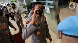 Kapolri Jenderal Idham Azis menyapa awak media saat tiba di Gedung Nusantara II DPR, Senayan, Jakarta, Rabu (20/1/2021). Idham Azis mengantar Komjen Listyo Sigit Prabowo menjalani uji kelayakan dan kepatutan atau fit and proper test calon Kapolri di Komisi III DPR RI. (Liputan6.com/Angga Yuniar)