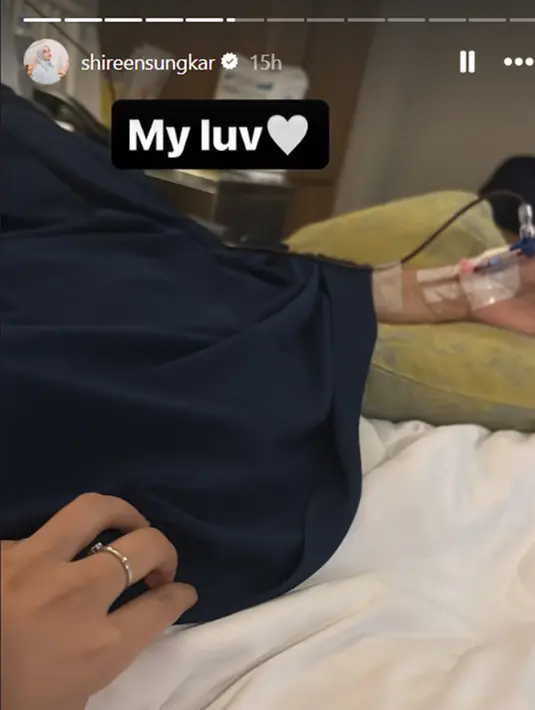 Dampingi sang mertua, Shireen bagikan foto ketika duduk di samping sang mertua yang sedang diinfus transfusi darah. Meski hanya keterangan singkat, namun tentunya sangat menggambarkan kasih sayang Shireen terhadap mertuanya. Diketahui Shireen Sungkar langsung menemui sang mertua yang tengah mendapatkan perawatan intensif setelah acara kumpul arisan Geng Cendol. (Liputan6.com/IG/@shireensungkar)