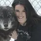 Serigala membantu wanita ini mengatasi trauma dan memberinya keberanian untuk kembali hidup normal. (Foto: mogaznews)