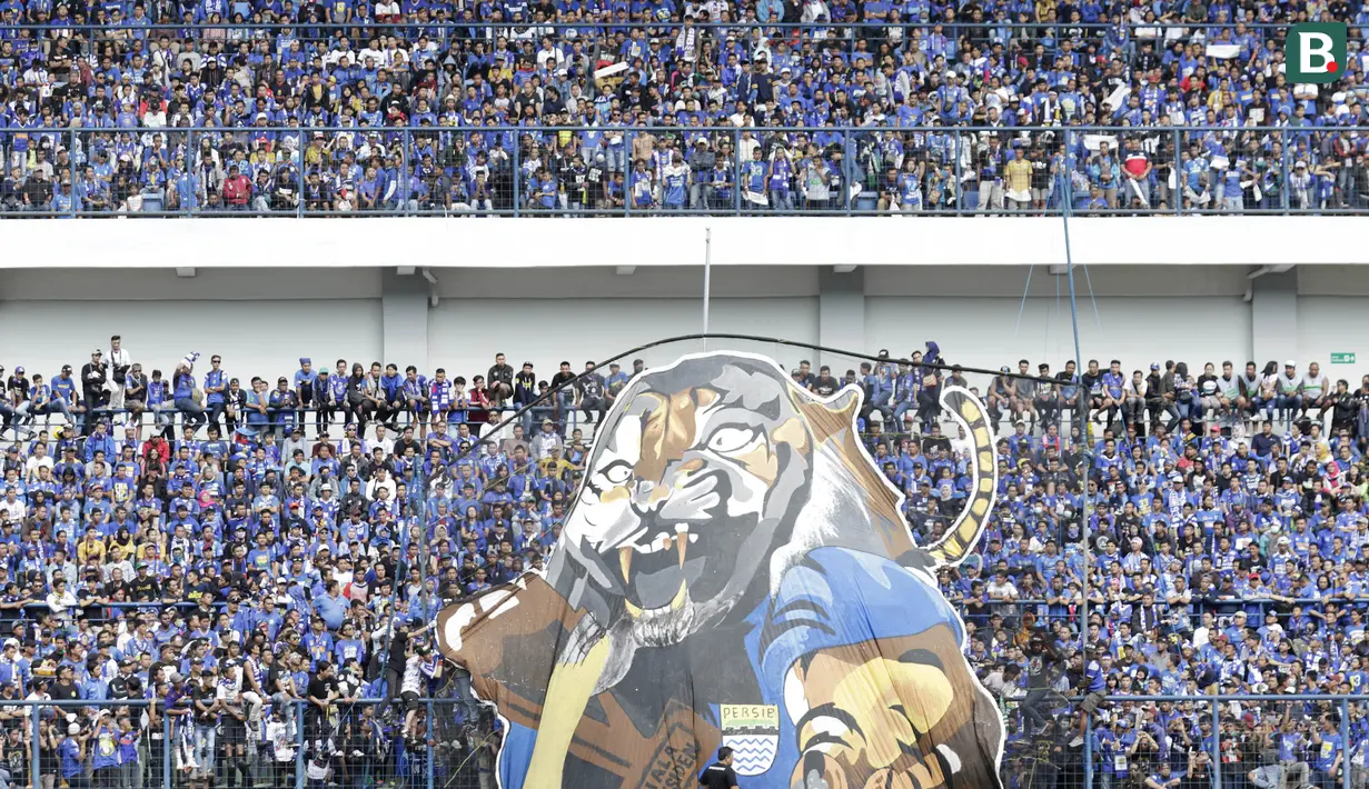 Bobotoh merupakan kelompok suporter pendukung Persib Bandung. Bobotoh berasal dari bahasa Sunda yang berarti orang-orang yang mendorong atau membangun semangat bagi orang lain. (Bola.com/M Iqbal Ichsan)
