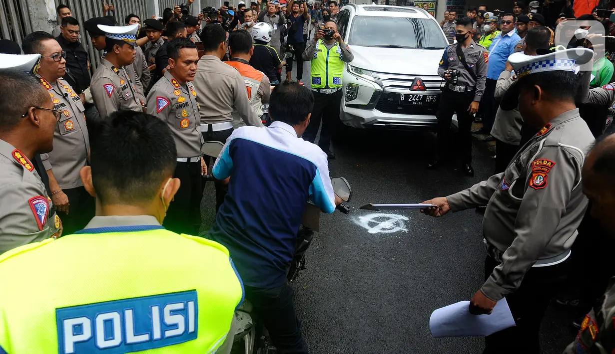 Salah satu adegan dalam rekonstruksi ulang kasus kecelakaan yang menewaskan mahasiswa Universitas Indonesia (UI), M Hasya Attalah Syahputra (18), di Jalan Srengseng Sawah, Jagakarsa, Jakarta, Kamis (2/2/2023). Polda Metro Jaya membawa dua kendaraan yang terlibat, yaitu Mitsubishi Pajero milik Ajun Komisaris Besar purnawirawan Eko Setia Budi Wahono dan Kawasaki Pulsar Bajaj yang ditumpangi Hasya Athallah Saputra. (merdeka.com/Arie Basuki)