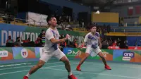 Ganda putra Indonesia&nbsp;Pramudya Kusumawardana/Yeremia Erich Yoche Yacob membuat kejutan pada Kejuaraan Asia 2022 dengan mengalahkan juara dunia 2021 Takuro Hoki/Yugo Kobayashi pada laga perempat final di&nbsp;Muntinlupa Sports Complex, Manila, Jumat (29/4). (foto: PBSI)