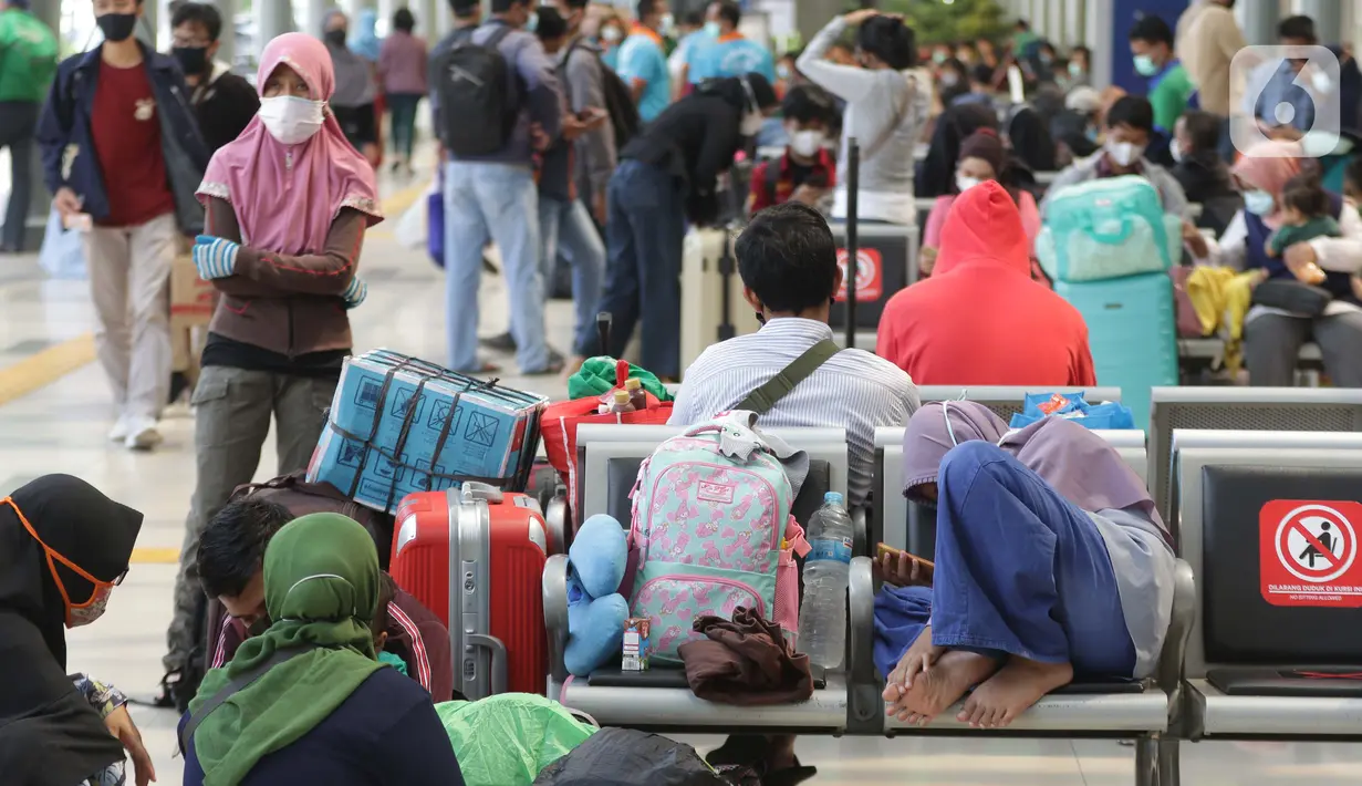 Calon penumpang kereta api jarak jauh menanti waktu keberangkatan di Stasiun Pasar Senen, Jakarta, Sabtu (1/5/2021). Calon penumpang KA Jarak Jauh memilih berangkat lebih awal sebelum jatuh tempo batas pelarangan mudik lebaran 2021 pada 6 hingga 17 Mei 2021, (Liputan6.com/Helmi Fithriansyah)