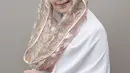 Risty Tagor saat mengisi acara di kawasan Mahakam, Kebayoran Baru, Jakarta, Rabu (22/2). Risty mengenakan hijab berwarna pink keemasan dengan bordiran motif bunga. (Liputan6.com/Herman Zakharia)