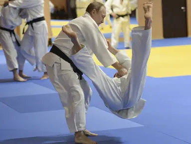 Presiden Rusia Vladimir Putin menjatuhkan anggota tim judo nasional Rusia saat sesi latihan di Sochi, Rusia, (8/1/2016). (REUTERS/Alexei Nikolsky/Sputnik/Kremlin)