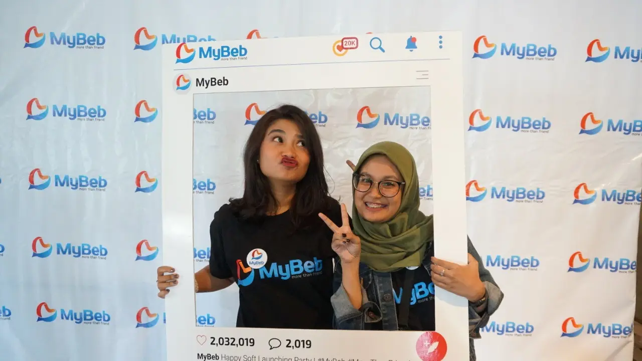Warga Surabaya tawarkan aplikasi percakapan MyBeb gantikan Whatsapp. (Dian Kurniawan/Liputan6.com)
