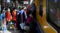 Sejumlah bandara dan stasiun di Jakarta mulai dipadati calon penumpang. Sementara itu, air bersih semakin langka menyusul pencemaran sungai.