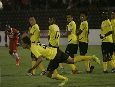  Pesepakbola Semen Padang Hamdi Ramdan (depan) menghalau tendangan bebas pesepakbola Persija Pacho Kenmogne pada pertandingan 8 besar Piala Jendral Sudirman antara Persija vs Semen Padang di Stadion Manahan Solo, Minggu (20/12). (Boy Harjanto)