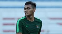 Pemain Timnas Indonesia U-22, Rachmat Irianto, mengamati rekannya saat latihan di Stadion Rizal Memorial, Manila, Rabu (27/11). Latihan ini persiapan jelang laga SEA Games 2019 melawan Singapura U-22. (Bola.com/M Iqbal Ichsan)