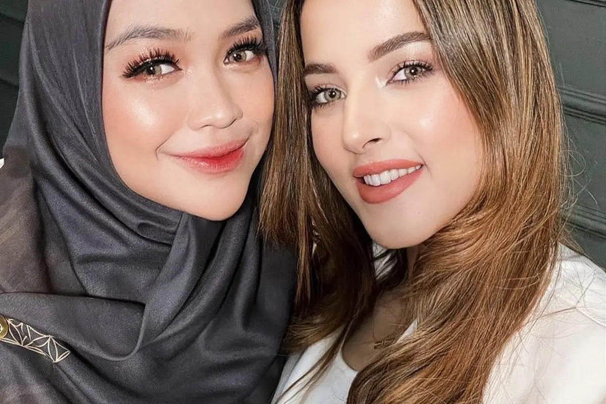 Tasya Farasya Ubah Wajah Ria Ricis dengan Gaya Makeup Korean Look