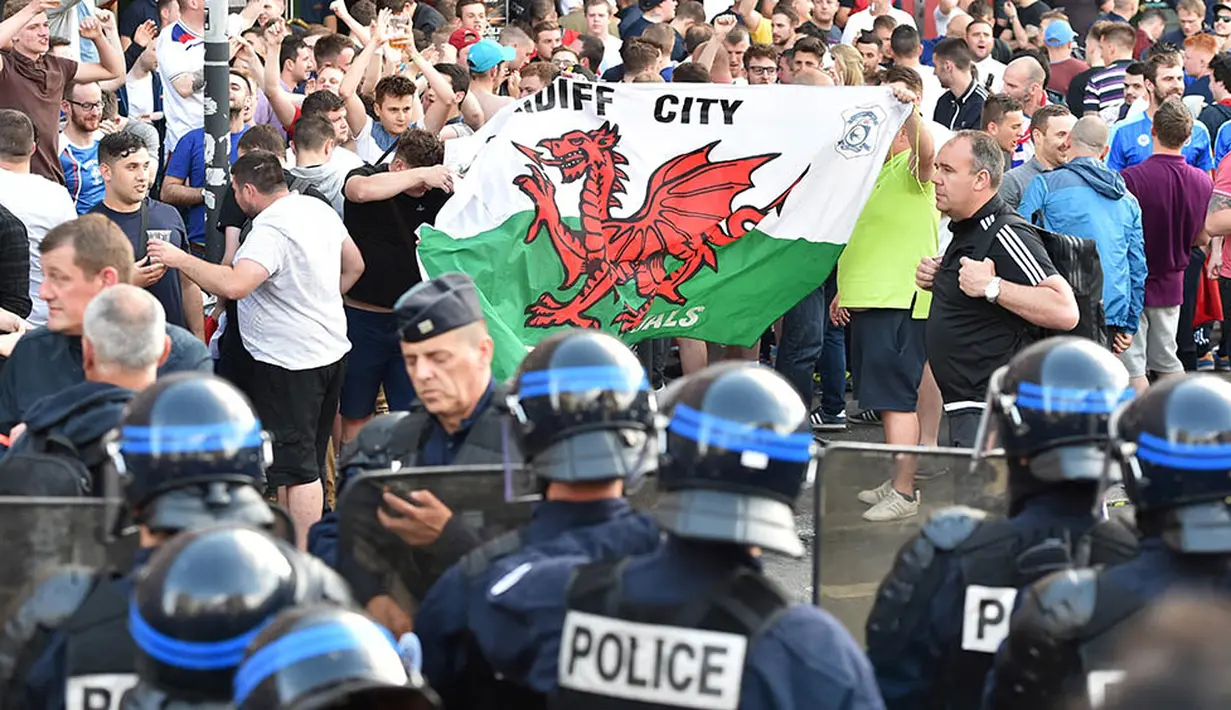 Pada bentrok kali ini, juga tampak fans Wales yang turut bersama suporter Inggris bentrok dengan fans Rusia di Lille, Prancis, Selasa (14/6/2016) atau Rabu dini hari WIB. (AFP/Leon Neal)