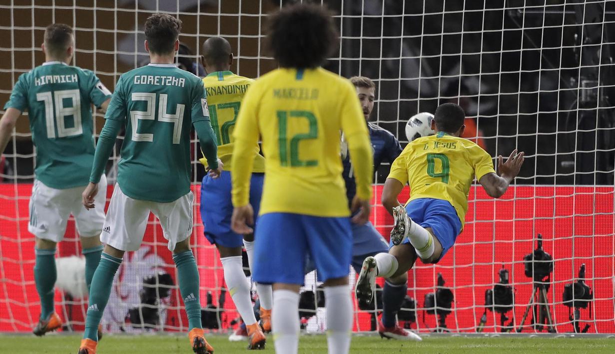 Striker Brasil, Gabriel Jesus, mencetak gol ke gawang Jerman pada laga persahabatan di Stadion Olympiastadion, Berlin, Selasa (27/3/2018). Jerman takluk 0-1 dari Brasil. (AP/Michael Sohn)