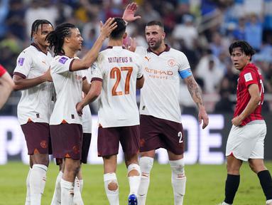 Final ideal Piala Dunia Klub 2023 akhirnya terwujud setelah wakil Eropa, Manchester City mengalahkan wakil Asia, Urawa Red Diamonds dengan skor 3-0 pada laga semifinal dan akan menantang jawara Amerika Selatan, Fluminense yang telah lebih dahulu menjejakkan kaki di partai final. Dalam laga yang digelar di King Abdullah Sports City Stadium, Jeddah, Arab Saudi, Rabu (20/12/2023) dini hari WIB, The Citizens menyingkirkan Urawa Reds dengan kemenangan tiga gol tanpa balas lewat gol-gol bunuh diri Marius Hoibraten pada masa injury time babak pertama, gol Mateo Kovacic pada menit ke-51 dan ditutup oleh gol Bernardo Silva delapan menit kemudian. (AP Photo/Manu Fernandez)