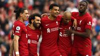 Pemain Liverpool, Mohamed Salah (dua kiri), melakukan selebrasi bersama rekan satu timnya setelah mencetak gol ke gawang Brentford dalam pertandingan lanjutan Liga Inggris 2022/2023 yang berlangsung di Anfield stadium, Sabtu (6/5/2023). (AFP/Darren Staples)