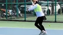 Pesinetron keturunan Belgia dan Indonesia ini tampak menikmati setiap momen saat bermain tenis. Ia terlihat senang bisa diet dengan cara bermain tenis. Dengan ketekunannya, Irish jadi langsing karena rajin main tenis. (Liputan6.com/IG/_irishbella_)
