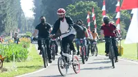 Presiden Jokowi yang ditemani putra bungsunya, Kaesang Pangarep bersepeda di area Istana Kepresidenan Bogor dan Kebun Raya Bogor Jawa Barat. (Setpres)