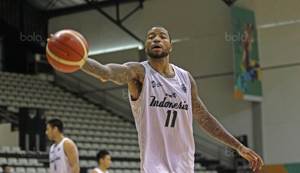 Timnas Basket Indonesia  diperkuat oleh pemain naturalisasi Jamarr Andre Johnson pada test event Asian Games 2018 di Hall A Senayan, Jakarta, Rabu (7/2/2018). Test Event ini berlangsung pada 8-12 February 2018. (Bola.com/Nicklas Hanoatubun)