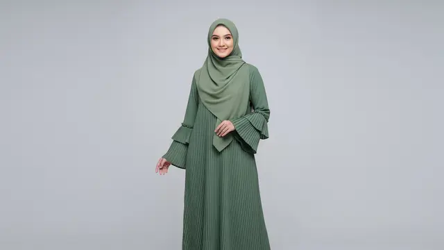 Gamis Plisket dengan Manset Lengan Bertingkat