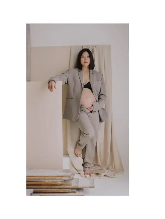 Konsep pertama memperlihatkan Greysia Polii dan suami tampil minimalis dan elegan dengan outfit smart casual. [Foto: cr/@bennylims/@juniapics].