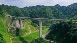 Foto dari menunjukkan jembatan yang ada di jalur kereta antarkota Anshun-Liupanshui di Provinsi Guizhou, China, Senin (6/7/2020). Jalur ini akan menjadikan Kota Liupanshui sepenuhnya terhubung dengan jaringan kereta cepat nasional. (Xinhua/Liu Xu)