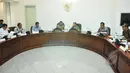 Suasana rapat terbatas di Istana Kepresidenan, Jakarta, Kamis (12/3/2015). Rapat tersebut membahas pembatalan pemberlakuan UU No 7 Th 2004 tentang Sumber Daya Air, serta membahas industri rumput laut dan perikanan. (Liputan6.com/Faizal Fanani)