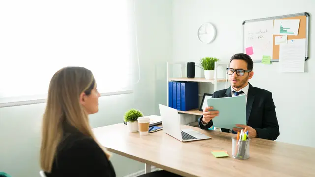 10 Kesalahan Gestur Wawancara Kerja Ini Bikin Kandidat Gagal, Menurut Pakar Karier