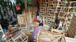 Aktivitas pengrajin saat membuat kerangka parsel di Cikini, Jakarta, Selasa (21/6/2016). Menjelang Lebaran, pengrajin kerangka parsel mulai kebanjiran pesanan. (Liputan6.com/Yoppy Renato)