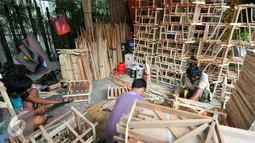 Aktivitas pengrajin saat membuat kerangka parsel di Cikini, Jakarta, Selasa (21/6/2016). Menjelang Lebaran, pengrajin kerangka parsel mulai kebanjiran pesanan. (Liputan6.com/Yoppy Renato)