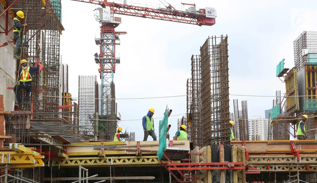 Pekerja kontruksi menyelesaikan proyek pembangunan Rusunawa Tingkat Tinggi Pasar Rumput, Jakarta, Selasa (14/11). Pembangunan dengan luas unit 36 meter persegi ini nantinya memiliki 25 lantai dengan 1.984 unit di dalamnya. (Liputan6.com/Immanuel Antonius)