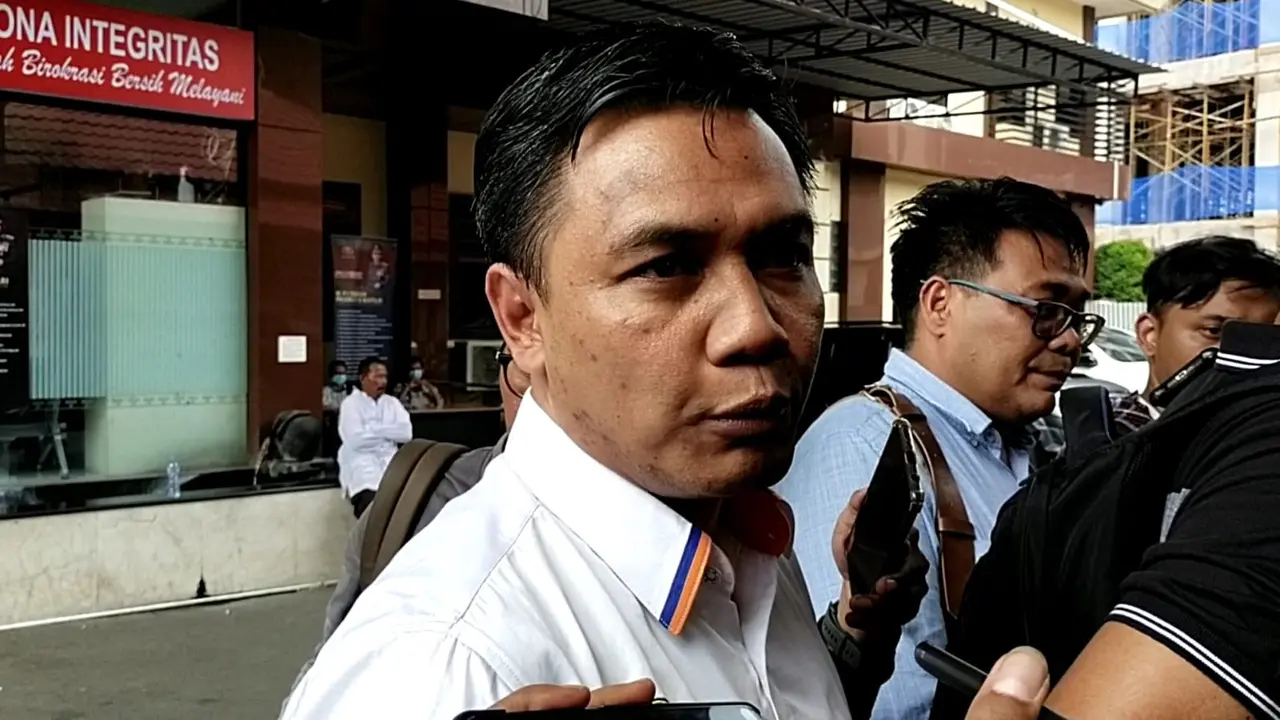 Kuasa hukum Abdul Haris, Taufik Hidayat di halaman gedung Mapolda Jatim. (Dian Kurniawan/Liputan6.com)