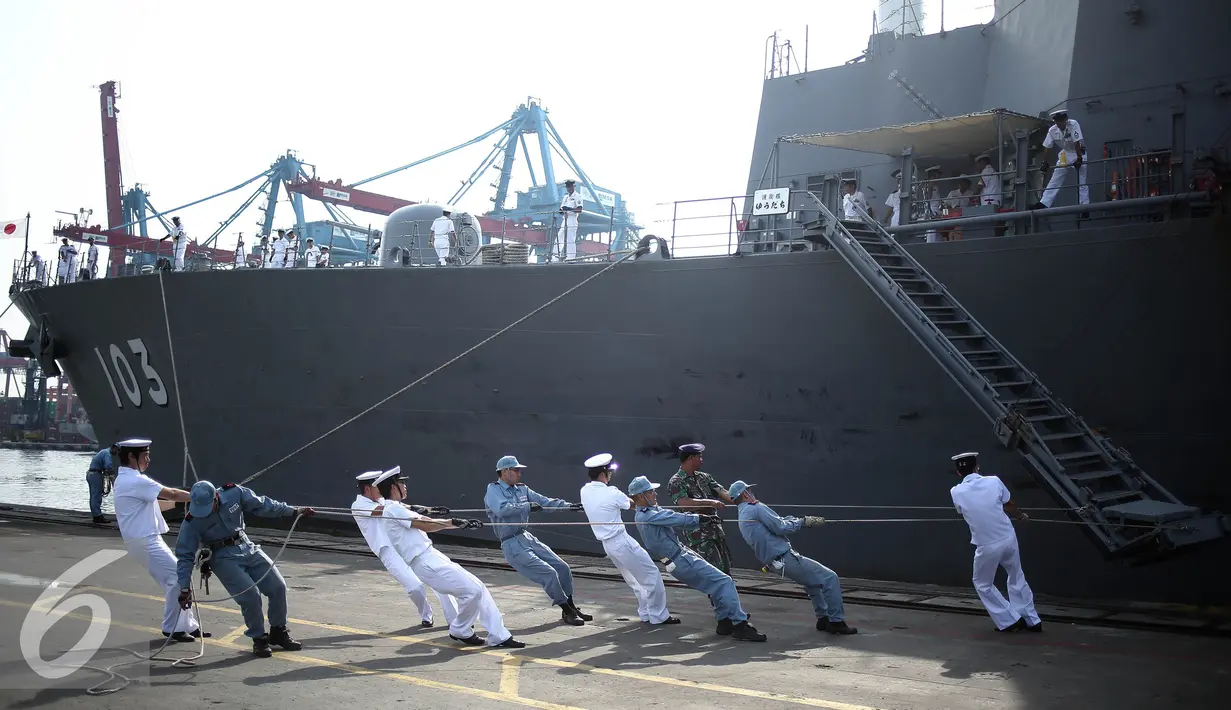 Para awak kapal menarik JS Yuudachi yang tiba di Pelabuhan Tanjung Priok, Jakarta, Senin (22/8). Kapal pasukan bela diri maritim Jepang mengunjungi Indonesia untuk mempererat persahabatan kedua negara dibidang Maritim. (Liputan6.com/Faizal Fanani)