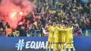 Para pemain Ukraina merayakan gol yang dicetak Andriy Yarmolenko ke gawang Portugal pada laga Kualifikasi Piala Eropa 2020 di Stadion NSK Olimpiyskyi, Kiev, Senin (14/10). Ukraina menang 2-1 atas Portugal. (AFP/Genya Savilov)