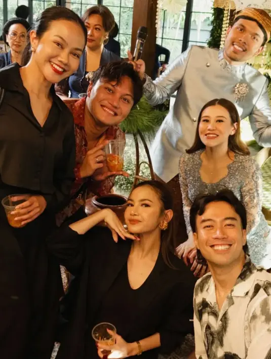 Di sampingnya, Mahalini memilih tampilan chic dengan atasan berkerah u-neck yang dipadukan blazer hitam. Sang suami, Rizky Febian, mengenakan kemeja batik merah yang memberi sentuhan etnik pada penampilannya. [@mrsayudewi/@alyssadaguise/@mahalini/@vidialdiano].