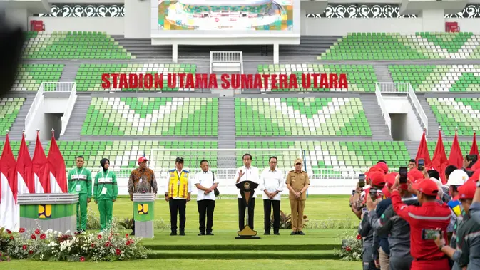 Presiden Joko Widodo (Jokowi) meresmikan selesainya pembangunan Stadion Utama Sumatera Utara yang terletak di Desa Sena, Kecamatan Batang Kuis, Kabupaten Deli Serdang, Sumatera Utara, Selasa (15/10/2024). Stadion Utama Sumatera Utara dibangun di atas lahan 48.420 m2 dan luas bangunan 27.452 m2 dengan kapasitas penonton 25.750 orang. Stadion ini terdiri dari 3 lantai dan lantai tribun yang terbagi untuk penonton VIP 365 unit, media 224 unit, reguler 25.115 unit, dan difabel 46 unit. (Dok. Kementerian PUPR)