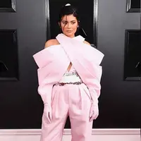Kylie Jenner tampil serba pink dengan pantsuit yang dipakainya saat Grammy Awards 2019. (dok. Instagram @jennerholic/https://www.instagram.com/p/Btu4x8tBxkP/Esther Novita Inochi)