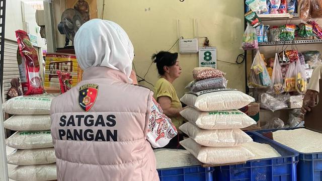 Cegah Kelangkaan Beras, Satgas Pangan Polri Turun Langsung ke Lapangan Mengawasi Pendistribusian