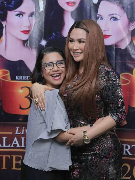 "Saya pernah lihat konsernya Beyonce, tapi tempatnya kecil banget, paling seribu orang. Tapi bagus," ujar Titi DJ. "Tetap saja konser ini juga pencapaian buat kami di 3 Diva," tukas Ruth Sahayana. (Andy Masela/Bintang.com)