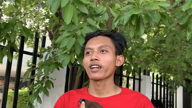 Salah seorang pendukung Prabowo-Gibran berasal dari Cibubur, Jakarta Timur mengikuti arak-arakan Prabowo di kawasan Sudirman-Thamrin, Minggu (20/10/2024).