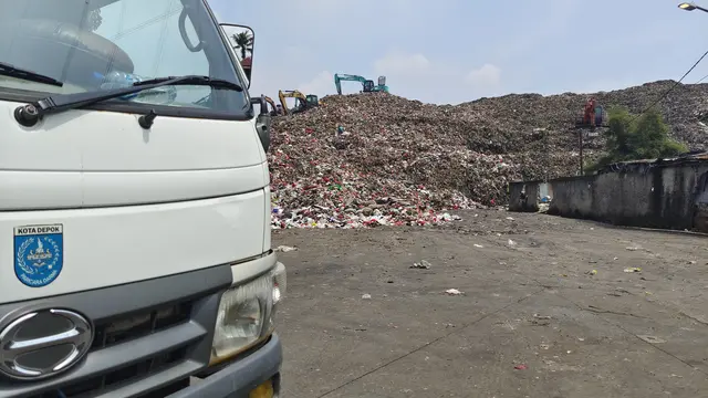 Sejumlah truk sampah milik DLHK Kota Depok terparkir di TPA Cipayung, Kota Depok.