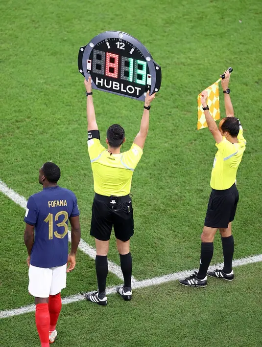 Selain jam tangan yang dipakai wasit, arloji dari Hublot juga dipakai saat info perpanjangan waktu.