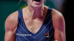 Petenis Belanda, Kiki Bertens berselebrasi setelah menang atas petenis Australia, Ashleigh Barty pada turnamen WTA Finals 2019 di Shenzhen, China, Selasa (29/10/2019). Bertens secara mengejutkan mengalahkan petenis peringkat satu dunia dengan 3-6, 6-3, 6-4 dalam waktu 2 jam 9 menit. (AP/Andy Wong)