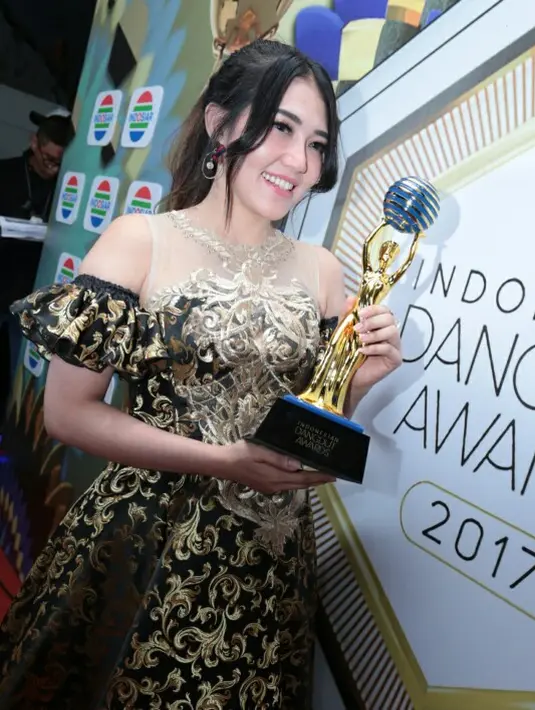 Pelantun lagu ‘Sayang’ ini mengatasinya dengan beristirahat dan tidur yang cukup di sela-sela kegiatan agar terhindar dari sakit yang justru bisa menghambat segalanya. (Deki Prayoga/Bintang.com)