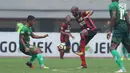 Pemain depan Persipura, Boaz Salossa (kedua kanan) mengontrol bola saat laga melawan PS TNI pada lanjutan Liga 1 Indonesia di Stadion Patriot Candrabhaga, Bekasi, Sabtu (4/11). Persipura kalah 1-2. (Liputan6.com/Helmi Fithriansyah)