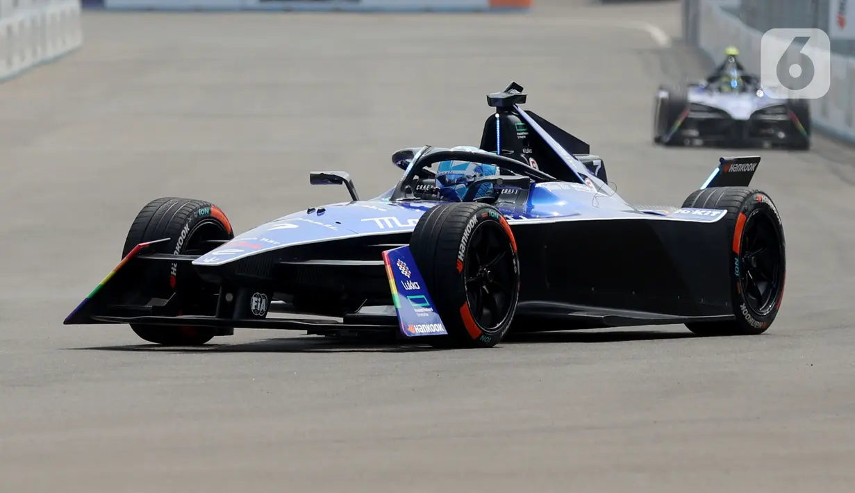 Pembalap Maserati MSG Racing, Maximilian Gunther, saat beraksi pada sesi kualifikasi balapan Formula E 2023 di Jakarta International e-Prix Circuit, Sabtu (3/6/2023). (Bola.com/M Iqbal Ichsan)