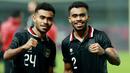 <p>Pemain Timnas Indonesia, Yance Sayuri dan Yakob Sayuri, foto bersama setelah melawan Burundi pada pertandingan kedua FIFA Matchday di Stadion Patriot Candrabhaga, Bekasi, Selasa (28/3/2023). Kedua tim bermain imbang 2-2. (Bola.com/M Iqbal Ichsan)</p>
