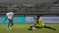 David da Silva berhasil mencetak rekor sebagai pencetak gol tercepat di BRI Liga 1 2021/2022 saat menghadapi PSM Makassar, Selasa (22/02/2022). Penyerang asal Brasil tersebut menorehkan gol saat laga baru memasuki detik ke-12. (Dok. Persib Bandung)