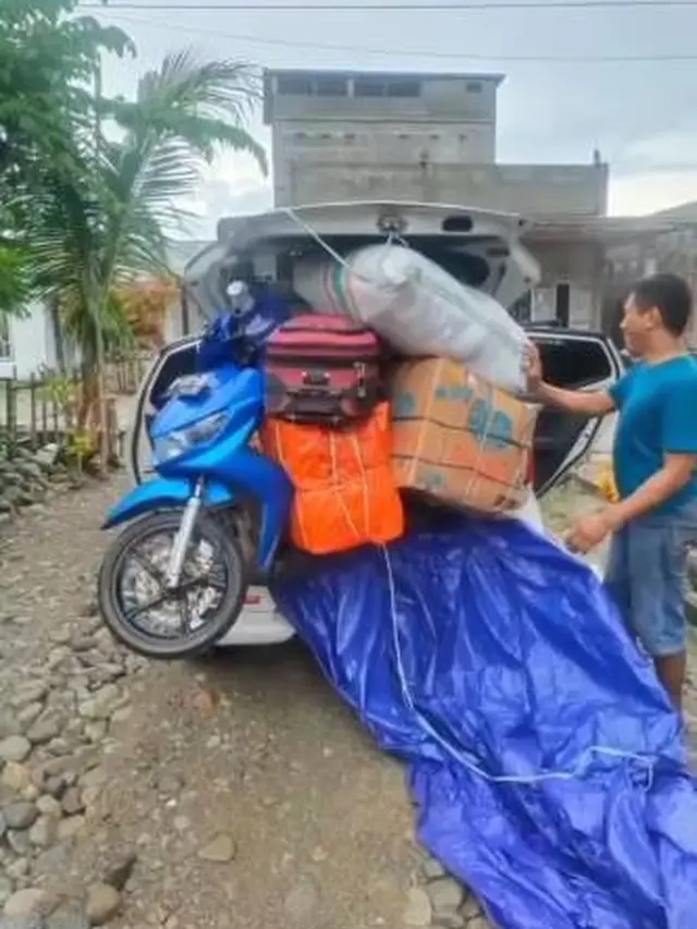 Viral Persiapan Mudik Netizen, Mobil Ini Angkut Motor Hingga Mencuat Keluar